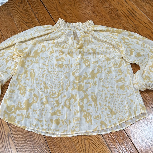 Bucket List gold and cream chiffon blouse. Animal print, sheer, size Large. - Picture 11 of 14